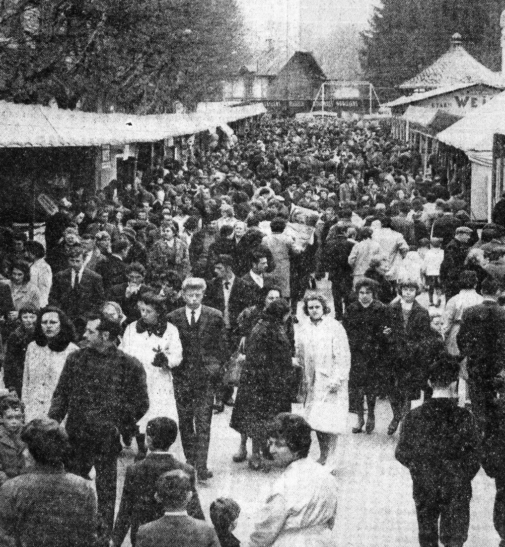 Photographie ancienne en noir et blanc des allées de la Foire de Saint-Loup, très fréquentées